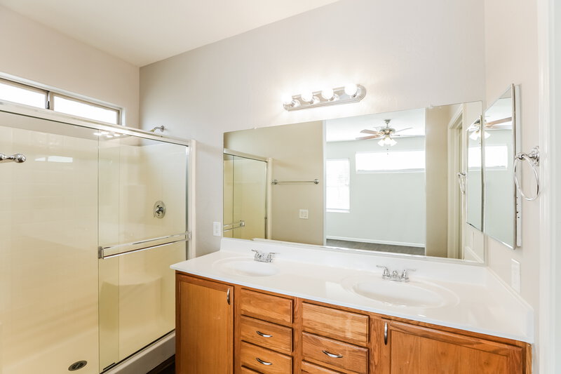 1,825/Mo, 9735 W Horse Thief Pass Tolleson, AZ 85353 Main Bathroom View