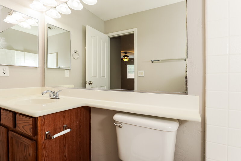 1,940/Mo, 9742 W Riverside Ave Tolleson, AZ 85353 Main Bathroom View