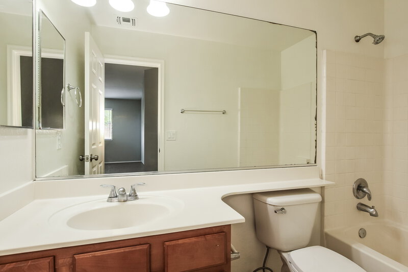 1,910/Mo, 9819 W Riverside Ave Tolleson, AZ 85353 Main Bathroom View
