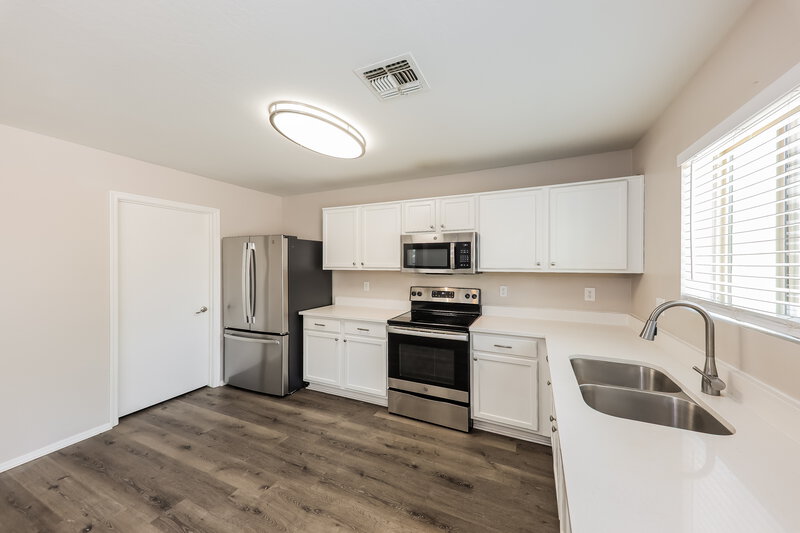 2,130/Mo, 3123 W Alta Vista Rd Phoenix, AZ 85041 Kitchen View