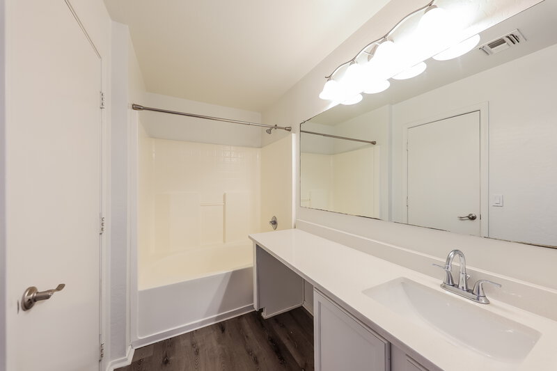 2,130/Mo, 3123 W Alta Vista Rd Phoenix, AZ 85041 Main Bathroom View