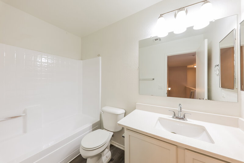 2,130/Mo, 3123 W Alta Vista Rd Phoenix, AZ 85041 Bathroom View