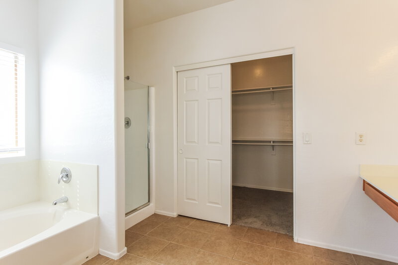 2,615/Mo, 9125 W Raymond St Tolleson, AZ 85353 Main Bathroom View