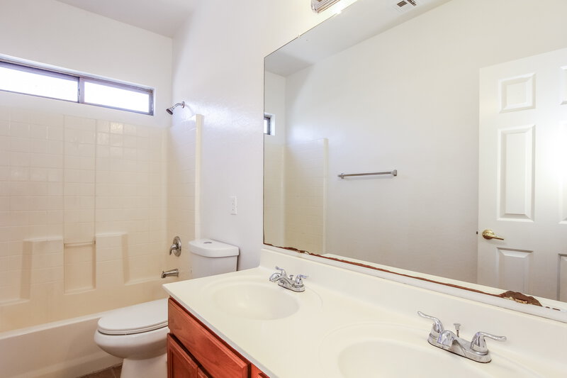 2,615/Mo, 9125 W Raymond St Tolleson, AZ 85353 Bathroom View