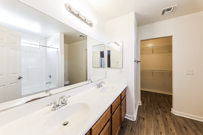 2,040/Mo, 11418 W Austin Thomas Dr Surprise, AZ 85378 Main Bathroom View