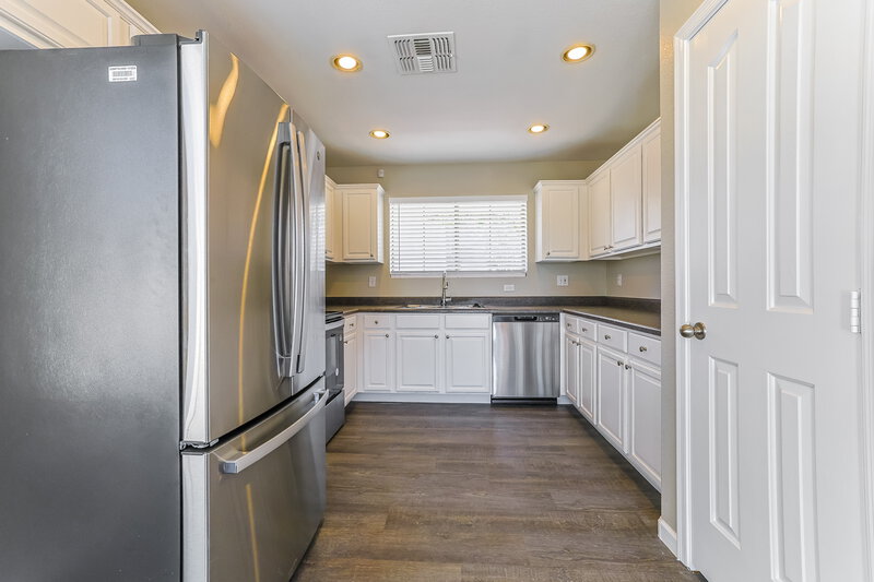 2,560/Mo, 1308 E Clifton Ave Gilbert, AZ 85295 Kitchen View 2
