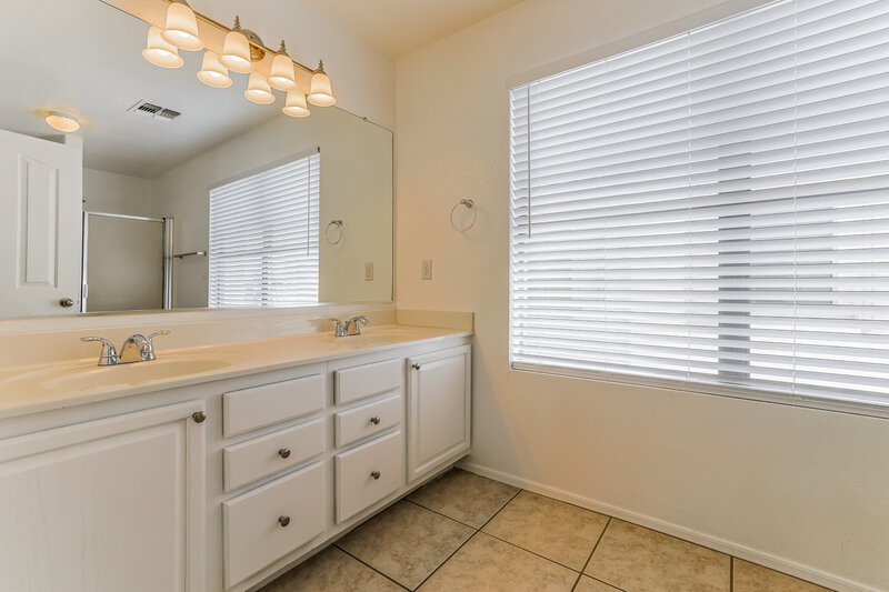 2,560/Mo, 1308 E Clifton Ave Gilbert, AZ 85295 Main Bathroom View