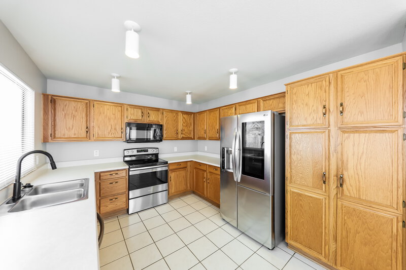2,650/Mo, 22036 N 74th Ln Glendale, AZ 85310 Kitchen View