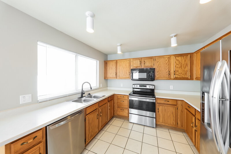 2,650/Mo, 22036 N 74th Ln Glendale, AZ 85310 Kitchen View 2