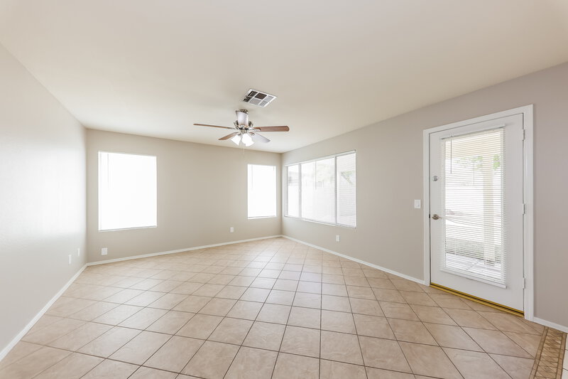2,650/Mo, 22036 N 74th Ln Glendale, AZ 85310 Family Room View