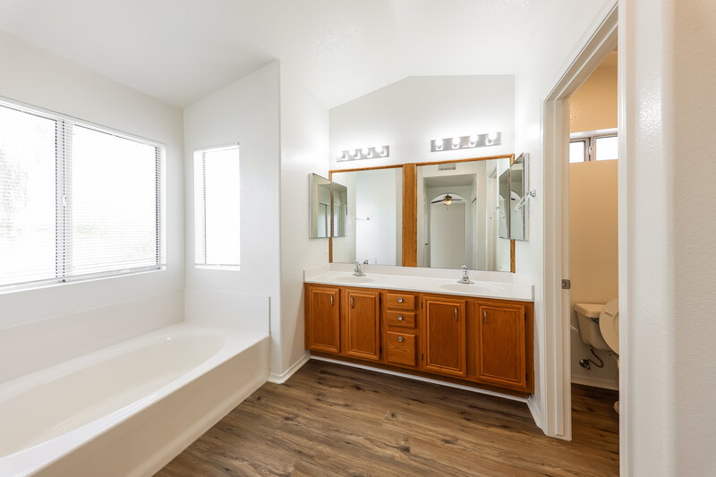 2,650/Mo, 22036 N 74th Ln Glendale, AZ 85310 Main Bathroom View