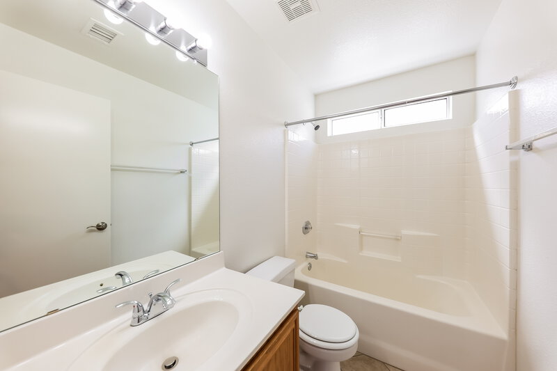 2,650/Mo, 22036 N 74th Ln Glendale, AZ 85310 Bathroom View