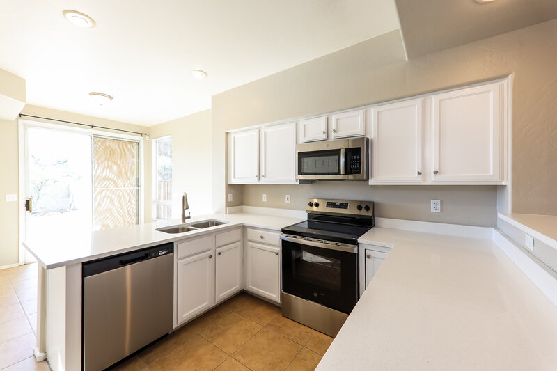 2,390/Mo, 1515 E South Fork Dr Phoenix, AZ 85048 Kitchen View