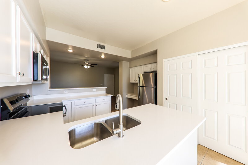 2,390/Mo, 1515 E South Fork Dr Phoenix, AZ 85048 Kitchen View 2