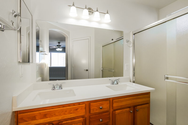 2,390/Mo, 9313 S 35th Dr Laveen, AZ 85339 Main Bathroom View