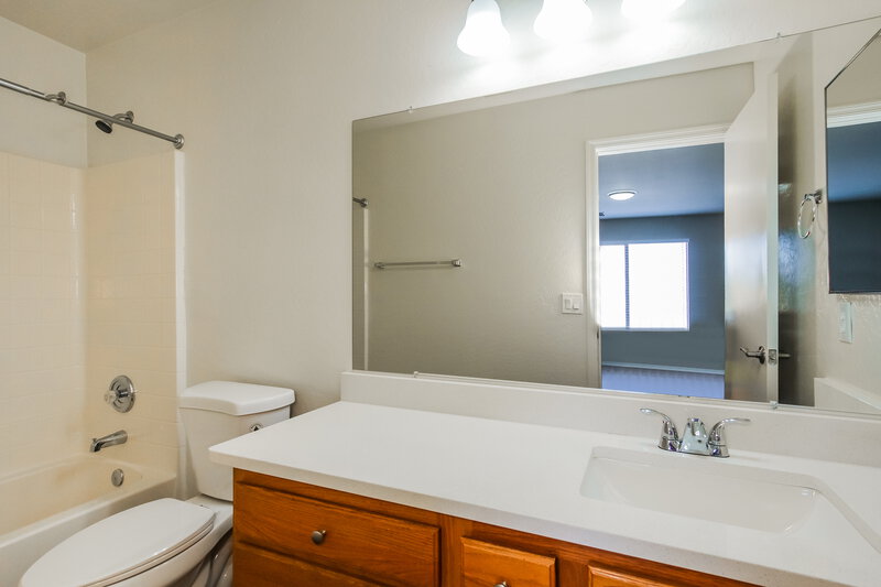 2,390/Mo, 9313 S 35th Dr Laveen, AZ 85339 Bathroom View