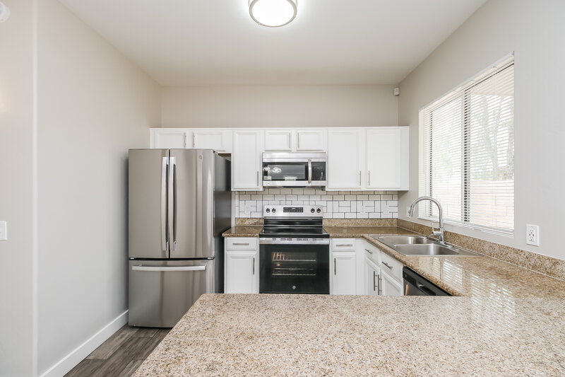 2,175/Mo, 3905 W Irwin Ave Phoenix, AZ 85041 Kitchen View
