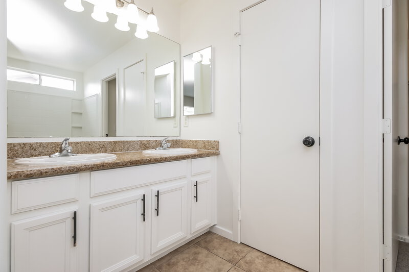 2,175/Mo, 3905 W Irwin Ave Phoenix, AZ 85041 Main Bathroom View