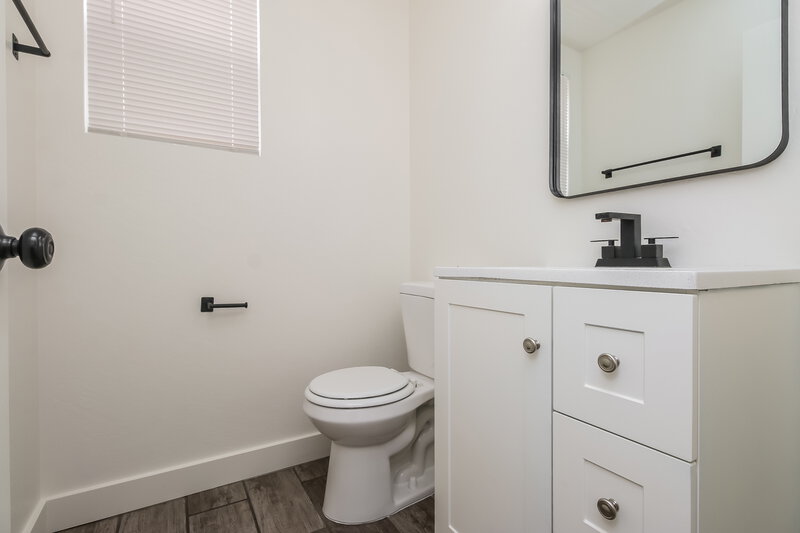 2,175/Mo, 3905 W Irwin Ave Phoenix, AZ 85041 Bathroom View 2