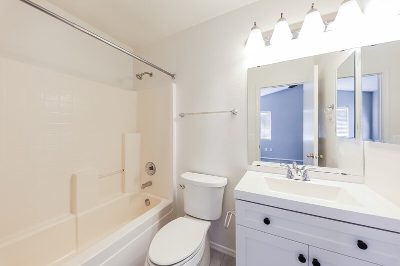 2,060/Mo, 427 N Payton Mesa, AZ 85207 Main Bathroom View