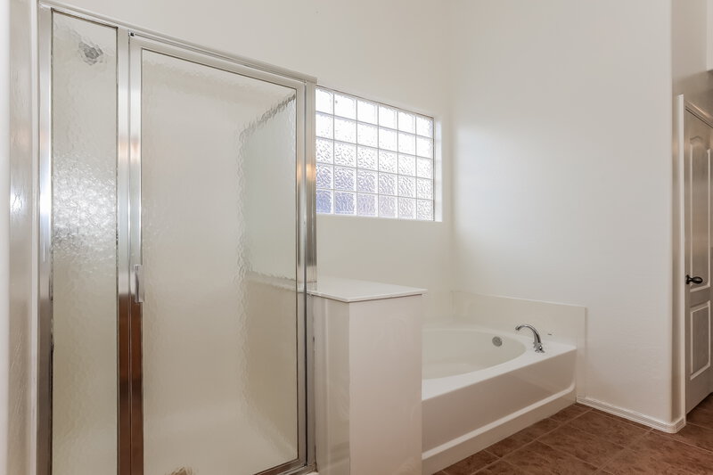 2,185/Mo, 7406 W Superior Ave Phoenix, AZ 85043 Main Bathroom View 2