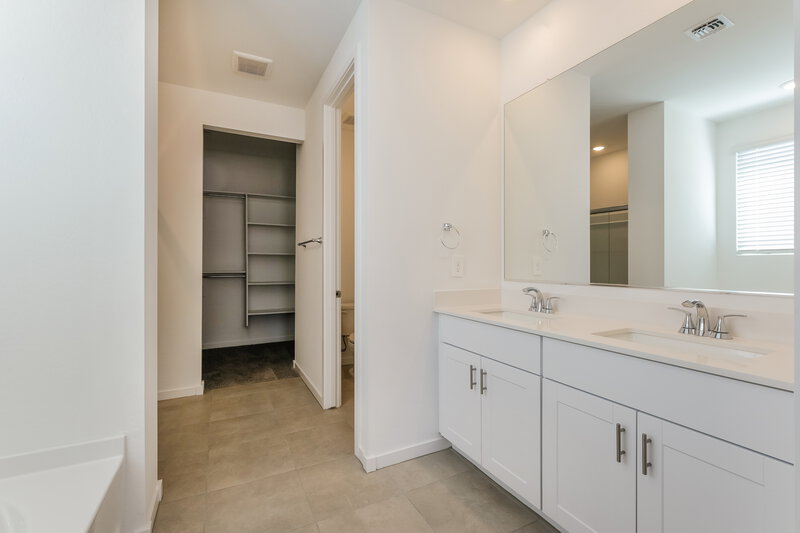 2,250/Mo, 24426 W Grenadine Rd Buckeye, AZ 85326 Main Bathroom View