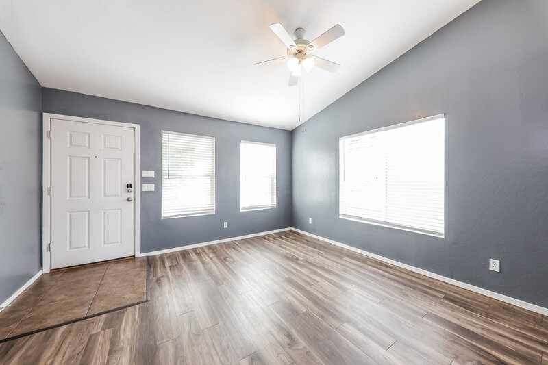 1,920/Mo, 5404 S 28th Ave Phoenix, AZ 85041 Living Room View 2