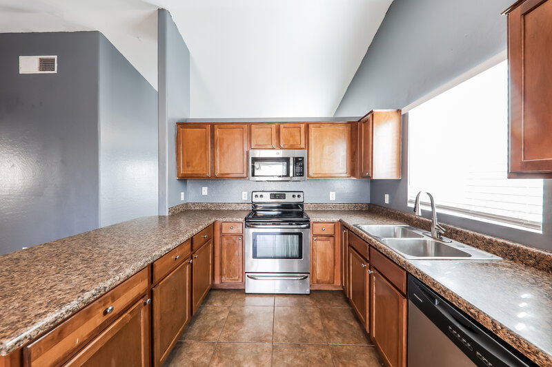 1,920/Mo, 5404 S 28th Ave Phoenix, AZ 85041 Kitchen View 2