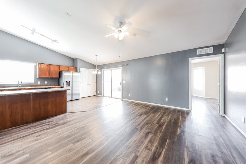 1,920/Mo, 5404 S 28th Ave Phoenix, AZ 85041 Family Room View