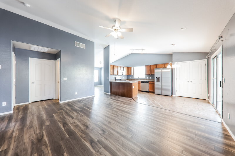 1,920/Mo, 5404 S 28th Ave Phoenix, AZ 85041 Family Room View 2