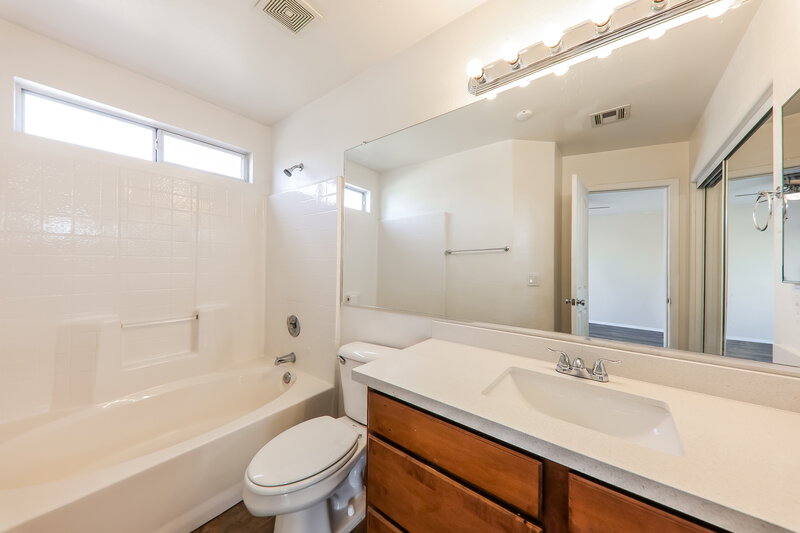 1,920/Mo, 5404 S 28th Ave Phoenix, AZ 85041 Main Bathroom View