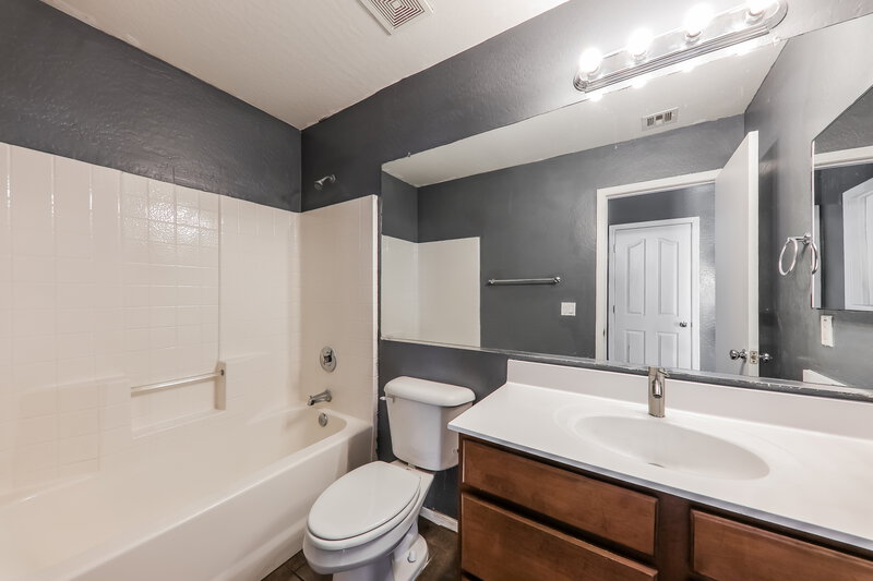 1,920/Mo, 5404 S 28th Ave Phoenix, AZ 85041 Bathroom View