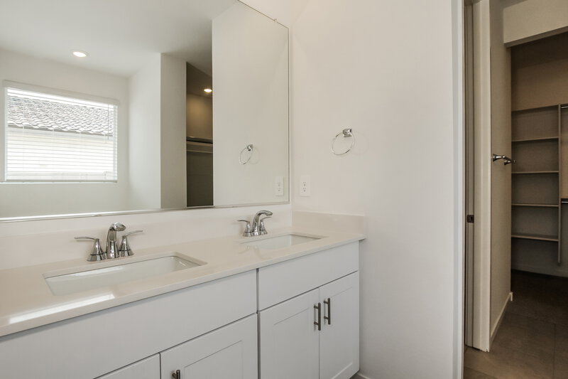 2,300/Mo, 24404 W Grove St Buckeye, AZ 85326 Main Bathroom View