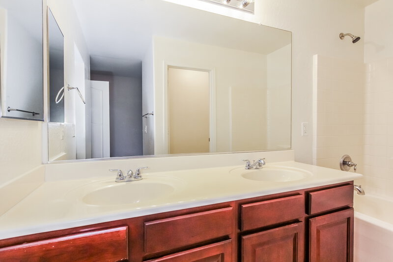 2,095/Mo, 10040 W Kingman St Tolleson, AZ 85353 Main Bathroom View