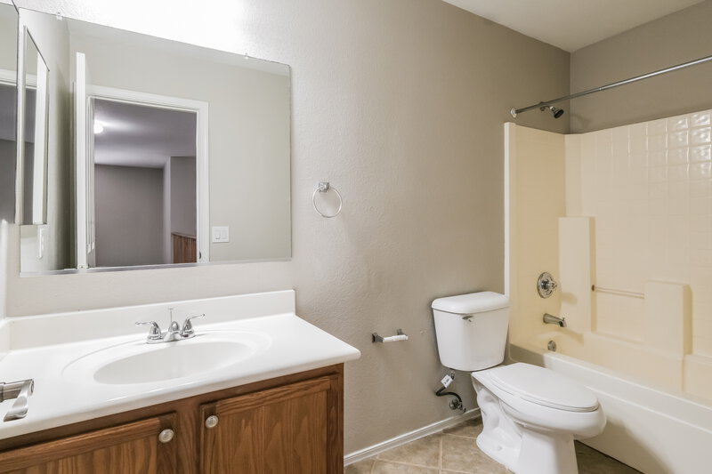 1,960/Mo, 8183 W Carol Ave Peoria, AZ 85345 Bathroom View