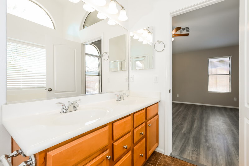 1,915/Mo, 515 W Love Rd San Tan Valley, AZ 85143 Main Bathroom View 2