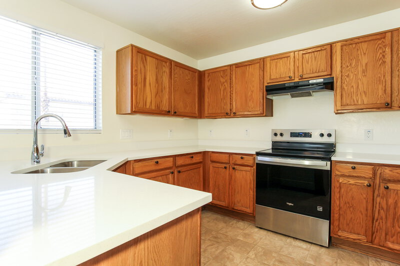 2,120/Mo, 11239 W Campbell Ave Phoenix, AZ 85037 Kitchen View