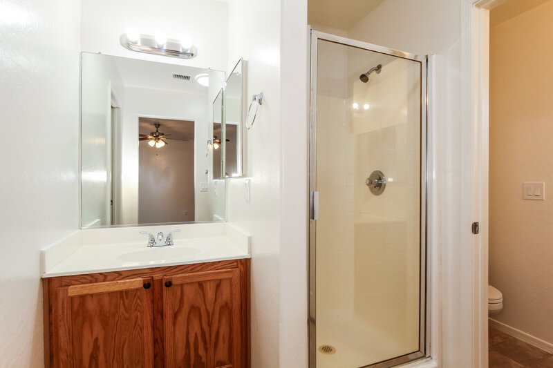 2,120/Mo, 11239 W Campbell Ave Phoenix, AZ 85037 Main Bathroom View