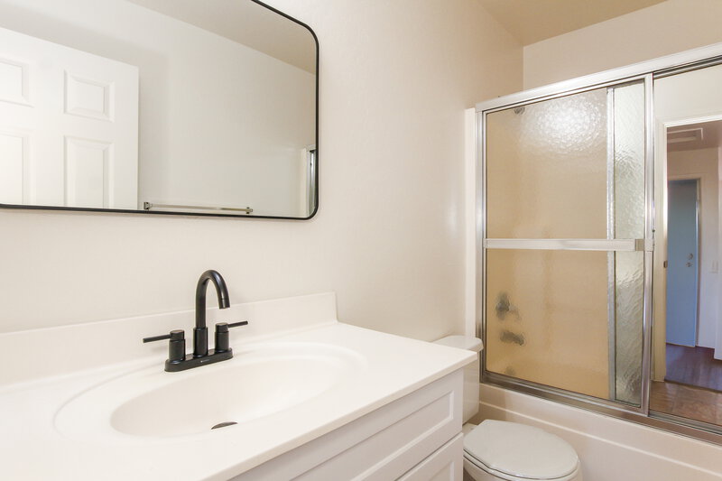 2,120/Mo, 11239 W Campbell Ave Phoenix, AZ 85037 Bathroom View