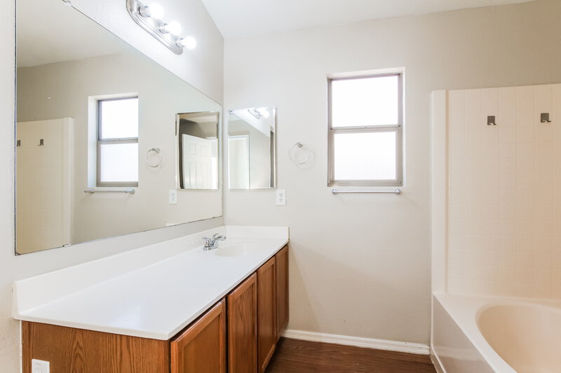 2,050/Mo, 3319 W Louise Dr Phoenix, AZ 85027 Main Bathroom View