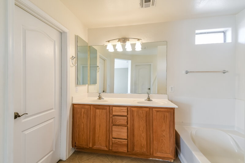 1,935/Mo, 1835 W Desert Canyon Dr Queen Creek, AZ 85142 Main Bathroom View 2