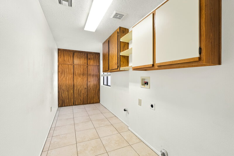 1,680/Mo, 17614 N 133rd Dr Sun City West, AZ 85375 Laundry Room View