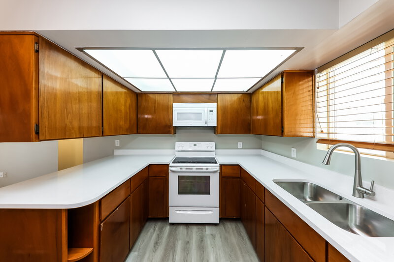 2,285/Mo, 3723 E Edna Ave Phoenix, AZ 85032 Kitchen View 2