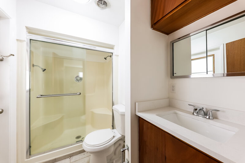 2,285/Mo, 3723 E Edna Ave Phoenix, AZ 85032 Main Bathroom View