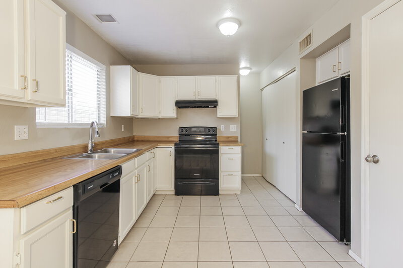 1,950/Mo, 630 E Jensen St Unit 114 Mesa, AZ 85203 Kitchen View