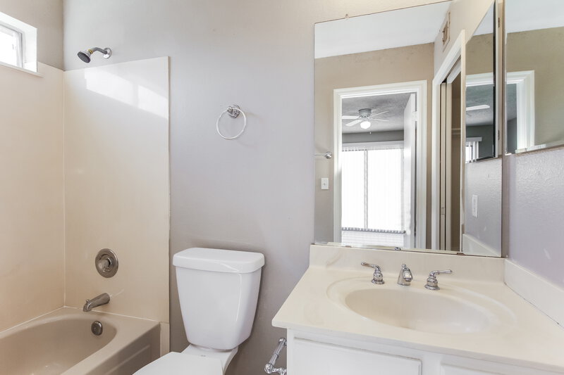 1,950/Mo, 630 E Jensen St Unit 114 Mesa, AZ 85203 Main Bathroom View