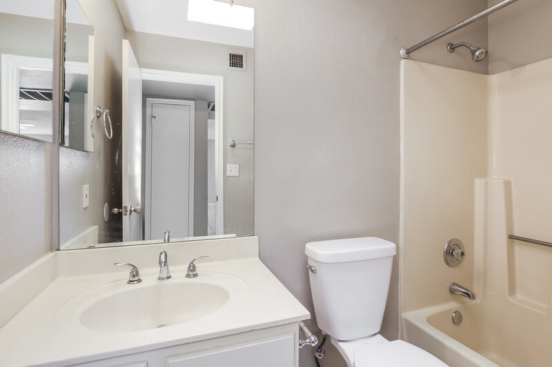 1,950/Mo, 630 E Jensen St Unit 114 Mesa, AZ 85203 Bathroom View