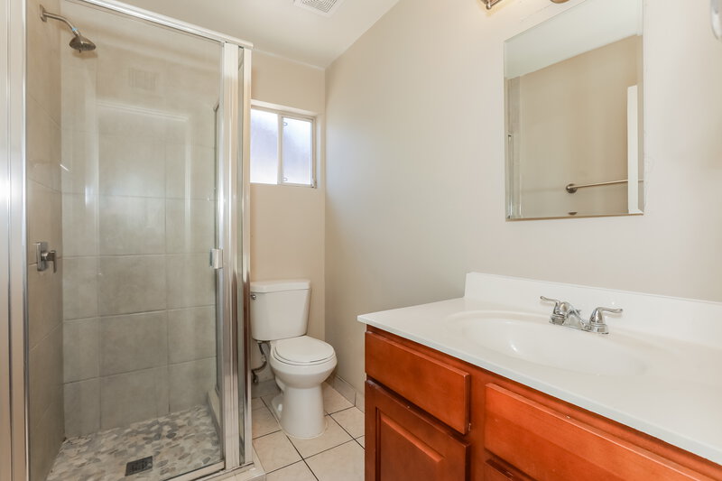 2,325/Mo, 1544 E Clover Mesa, AZ 85203 Bathroom View