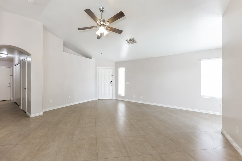2,620/Mo, 19246 N 31st St Phoenix, AZ 85050 Living Room View 3