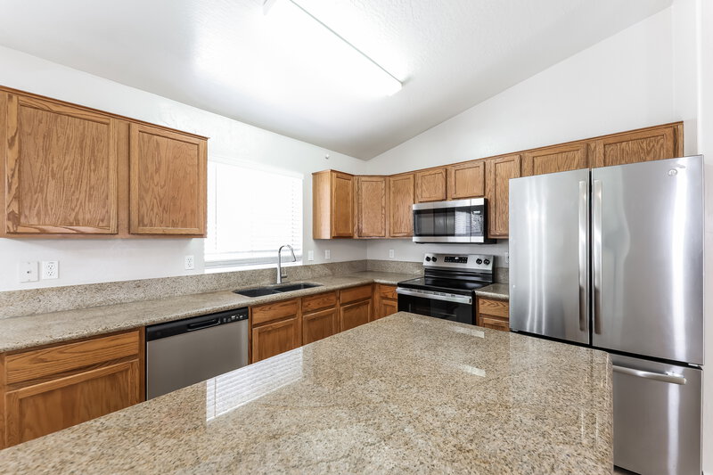 2,620/Mo, 19246 N 31st St Phoenix, AZ 85050 Kitchen View